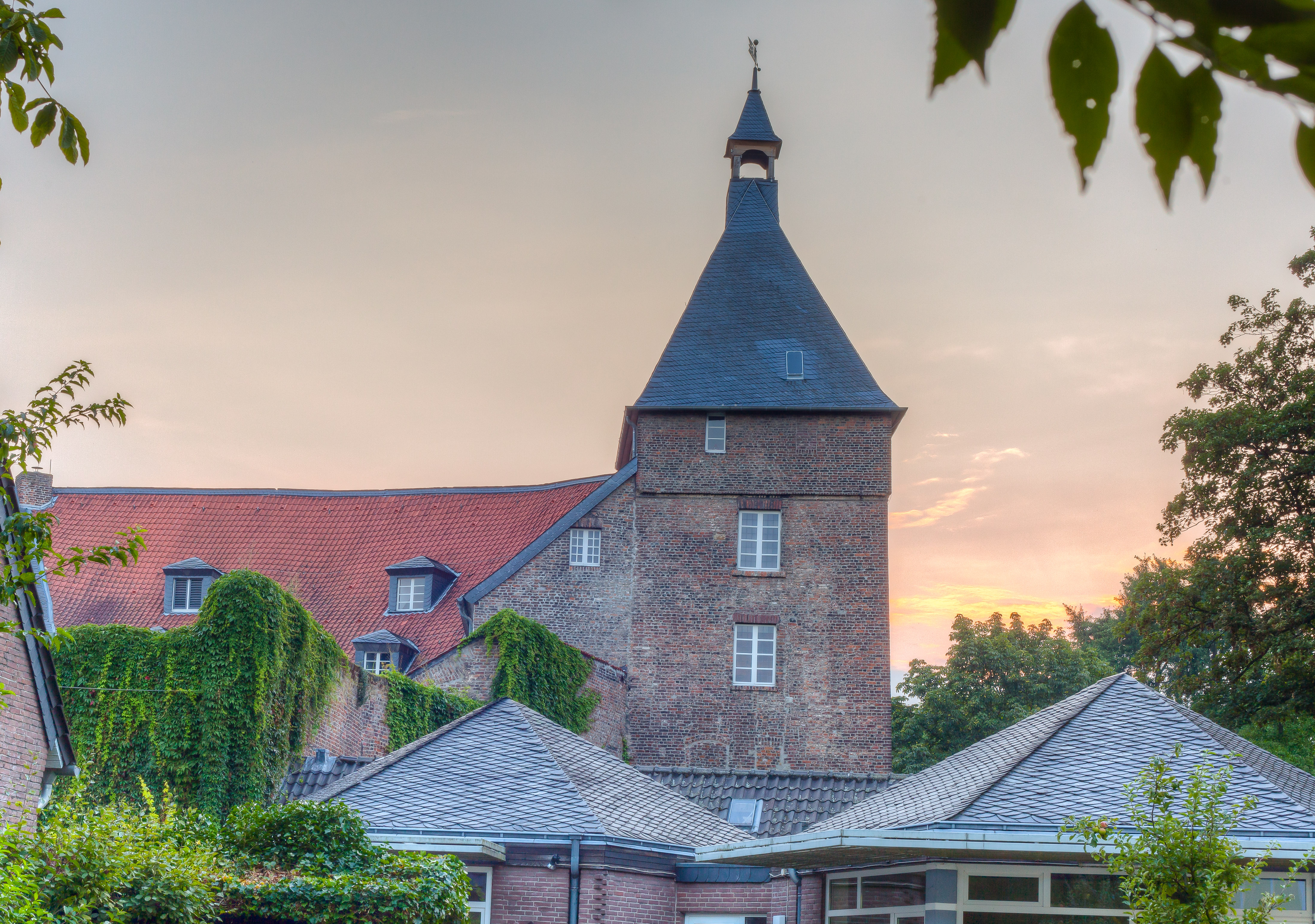 Das Moerser Schloß zur goldenen Stunde, aufgenommen in HDR.